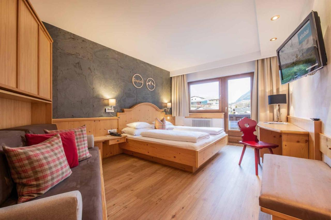 Familien- & Vitalhotel Auenhof Fulpmes Exterior photo