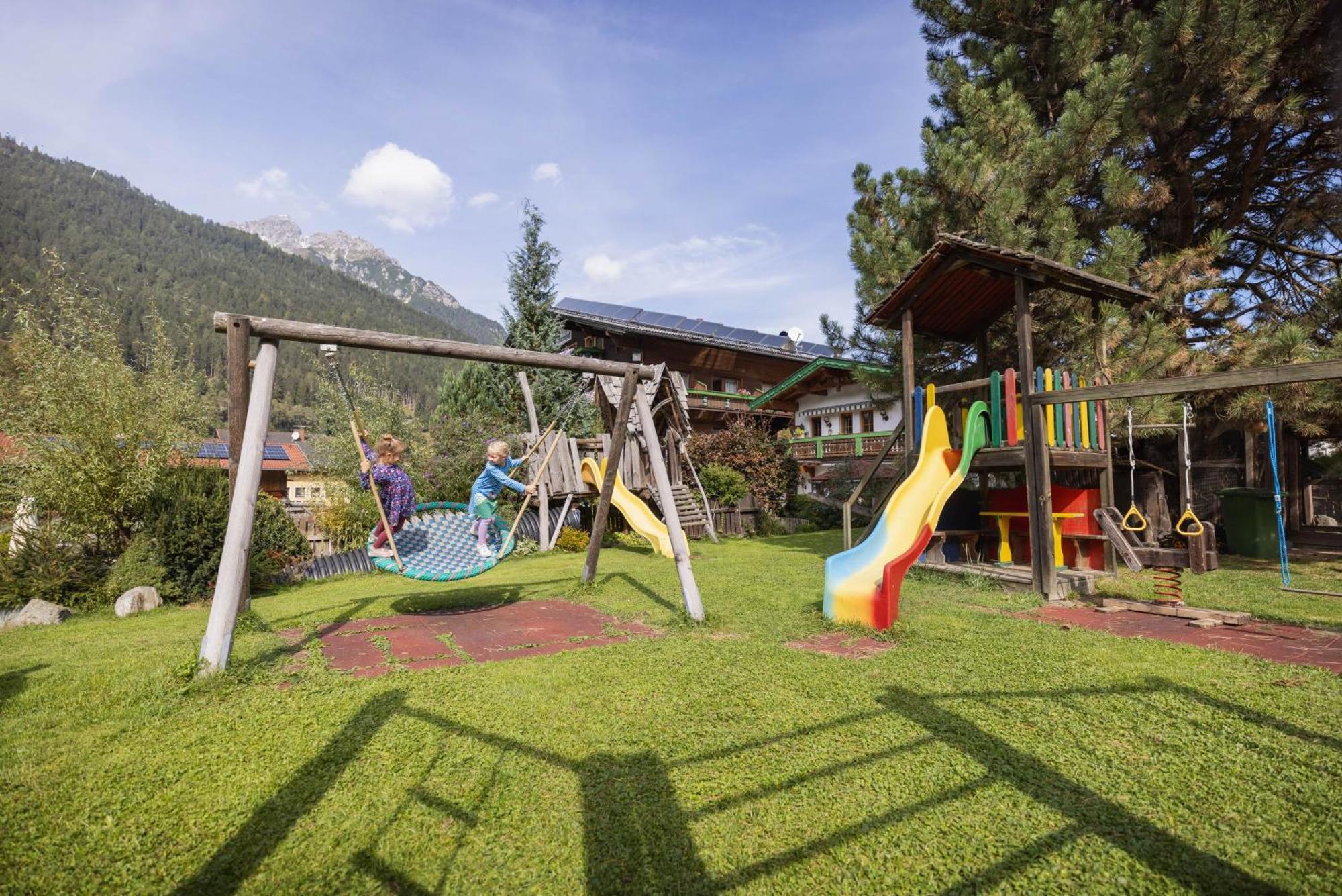 Familien- & Vitalhotel Auenhof Fulpmes Exterior photo